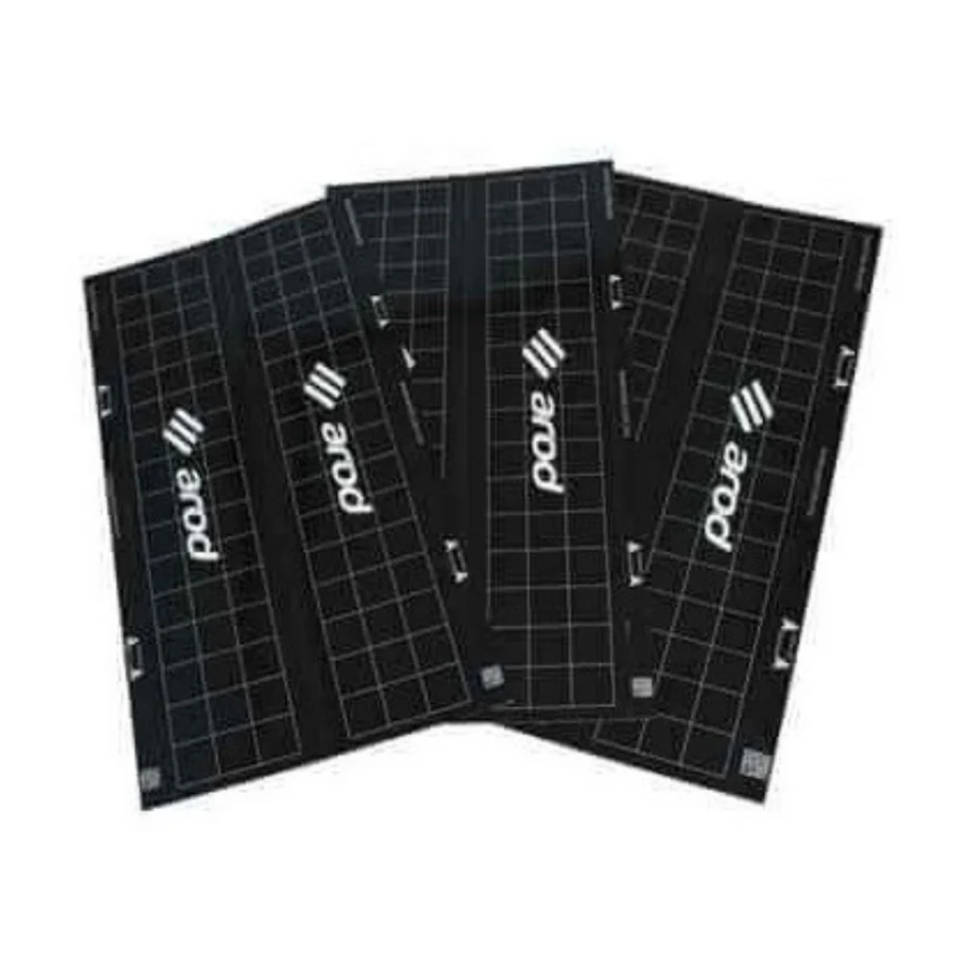 Técnico retirando una trampa engomada llena de insectos de un equipo Bugster para reemplazarla por una nueva.