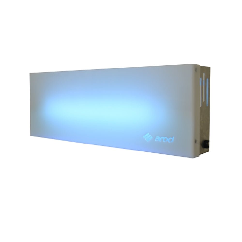 Equipo atrapamoscas Bugster DECO de Diversey, de diseño moderno y discreto, montado en la pared de un lobby de hotel.